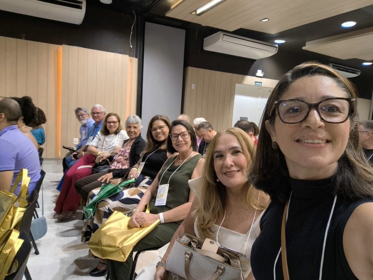 Integrantes do Colegiado Diretor da FEEAL sorrindo em fila no auditório durante as atividades da Comissão Regional Nordeste 2025 em Natal.