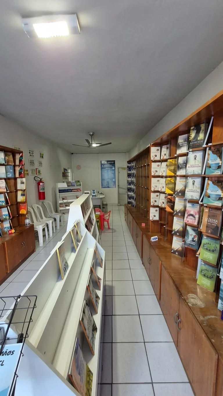 Corredor e Estante Principal – Livraria Espírita Bezerra de Menezes (FEEAL)