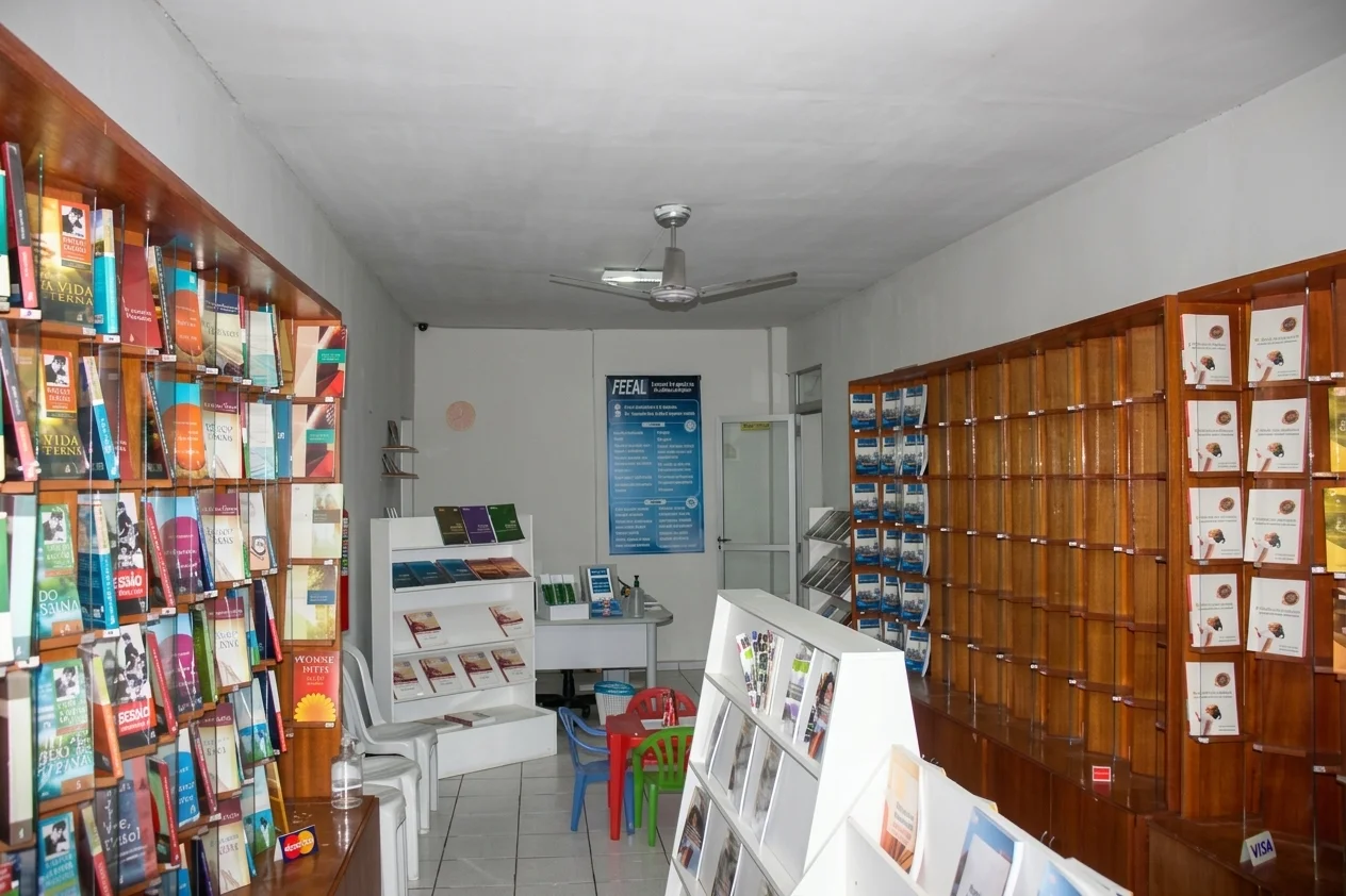 Interior da Livraria Espírita Bezerra de Menezes e balcão de atendimento