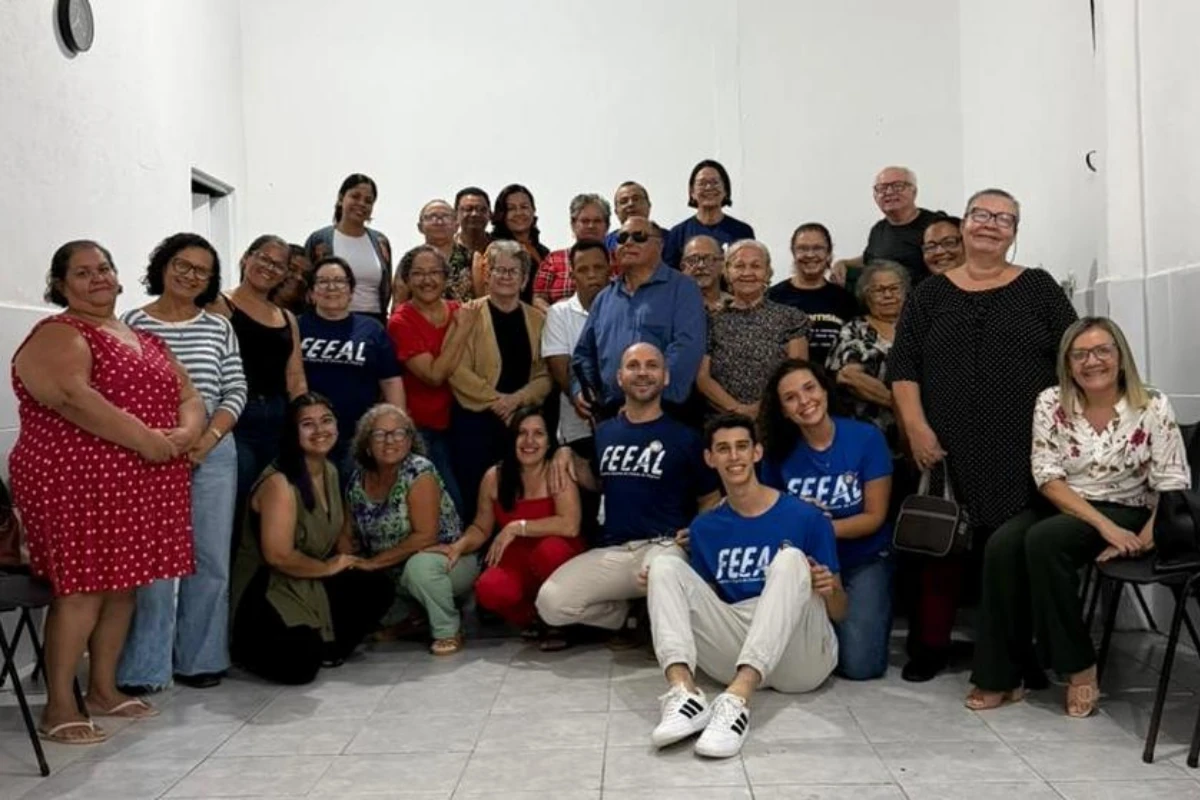 Grupo de participantes do Encontro de Unificação da 4ª CRE reunidos no salão do Grupo Espírita Lar Emmanuel em Rio Largo.